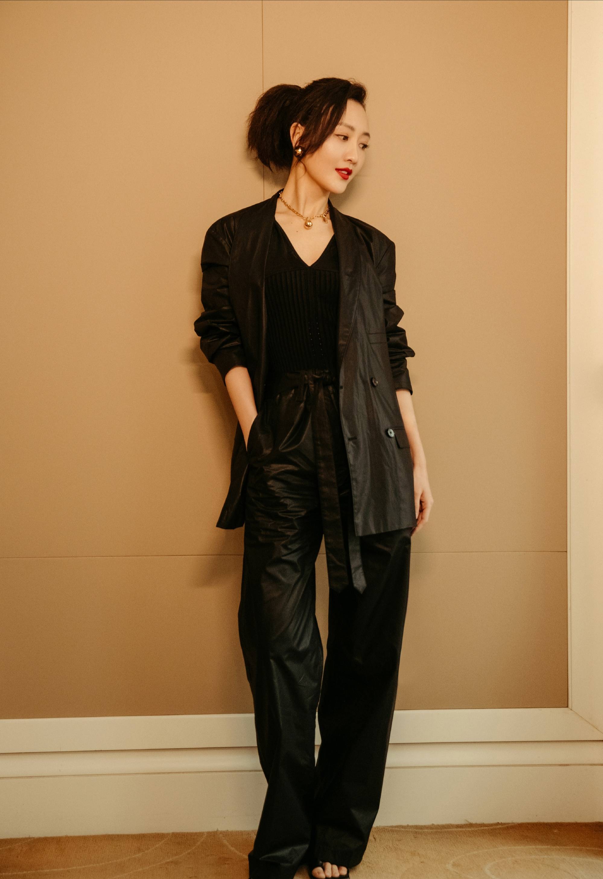 王鸥穿粉色上衣像上世纪少奶奶,红唇黑发气质好_风格_造型_穿着