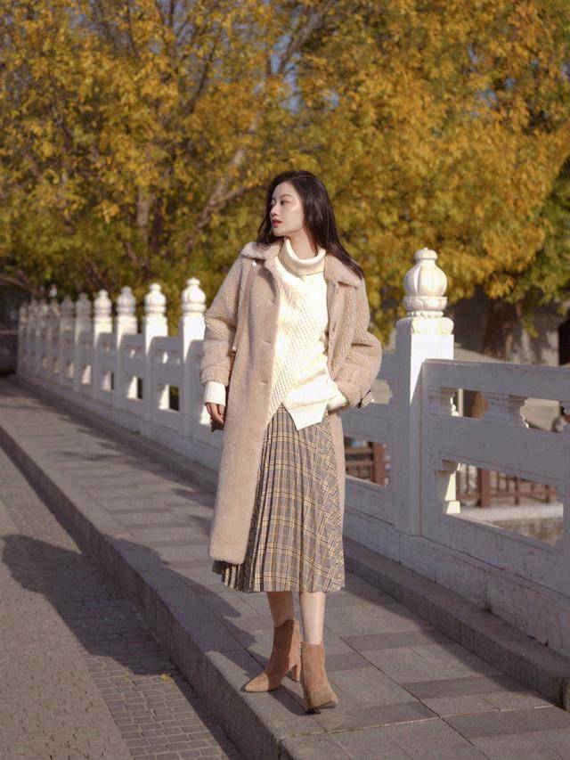 设计 小姐姐“毛绒绒”外套好温馨，外套保暖还时髦，2021的流行款?