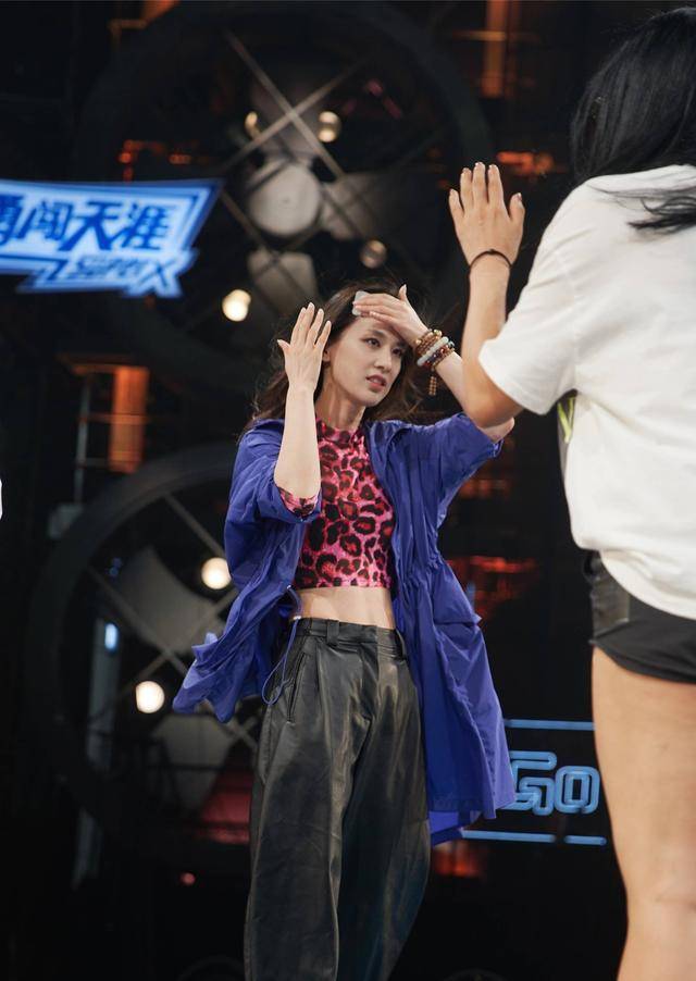 原创黄圣依好有女人味一袭液体裙性感撩人气质太有高级感