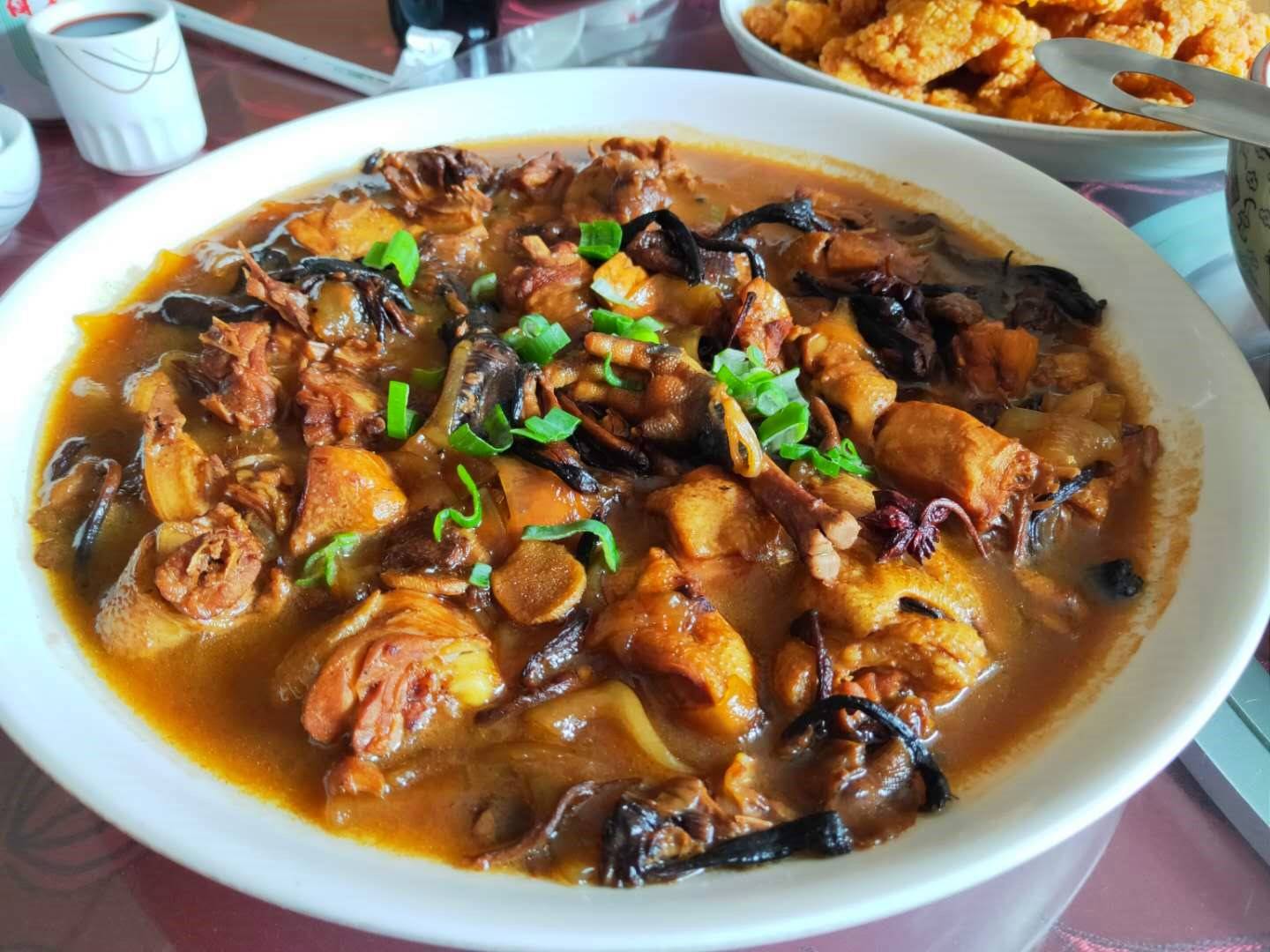 假期,请南方同学吃饭,10个人8道菜,同学:北方菜都这么硬吗_东北_小鸡