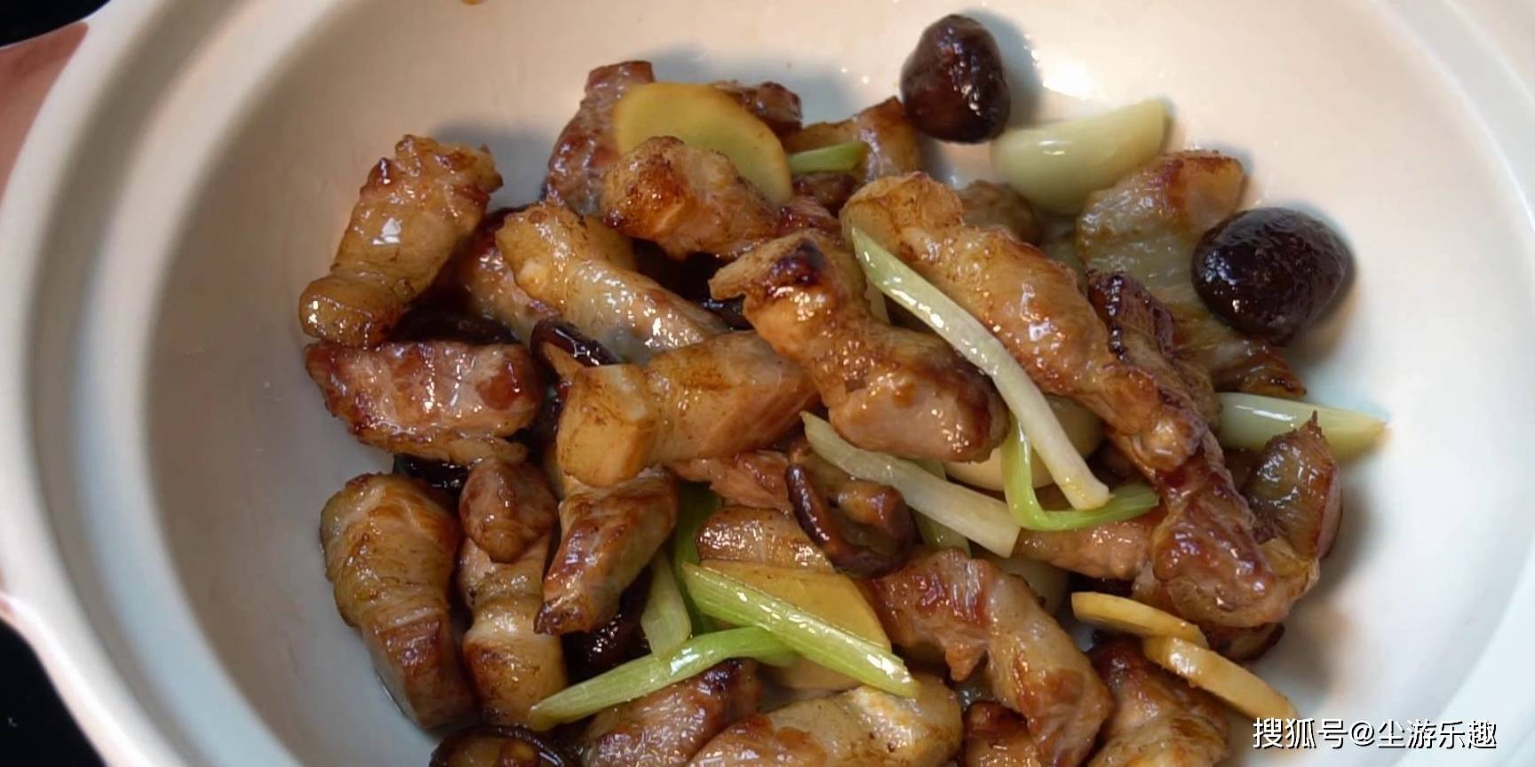 清水|五花肉里加1条鱼,没想到这么好吃,香味四溢,出锅拌汁能吃3碗饭