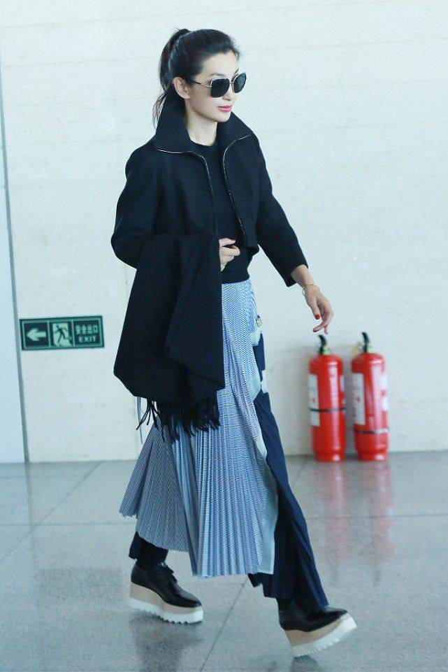 仙女李冰冰穿紧身裙身材是好，但离开美颜修图，穿普通衣服就是大妈！