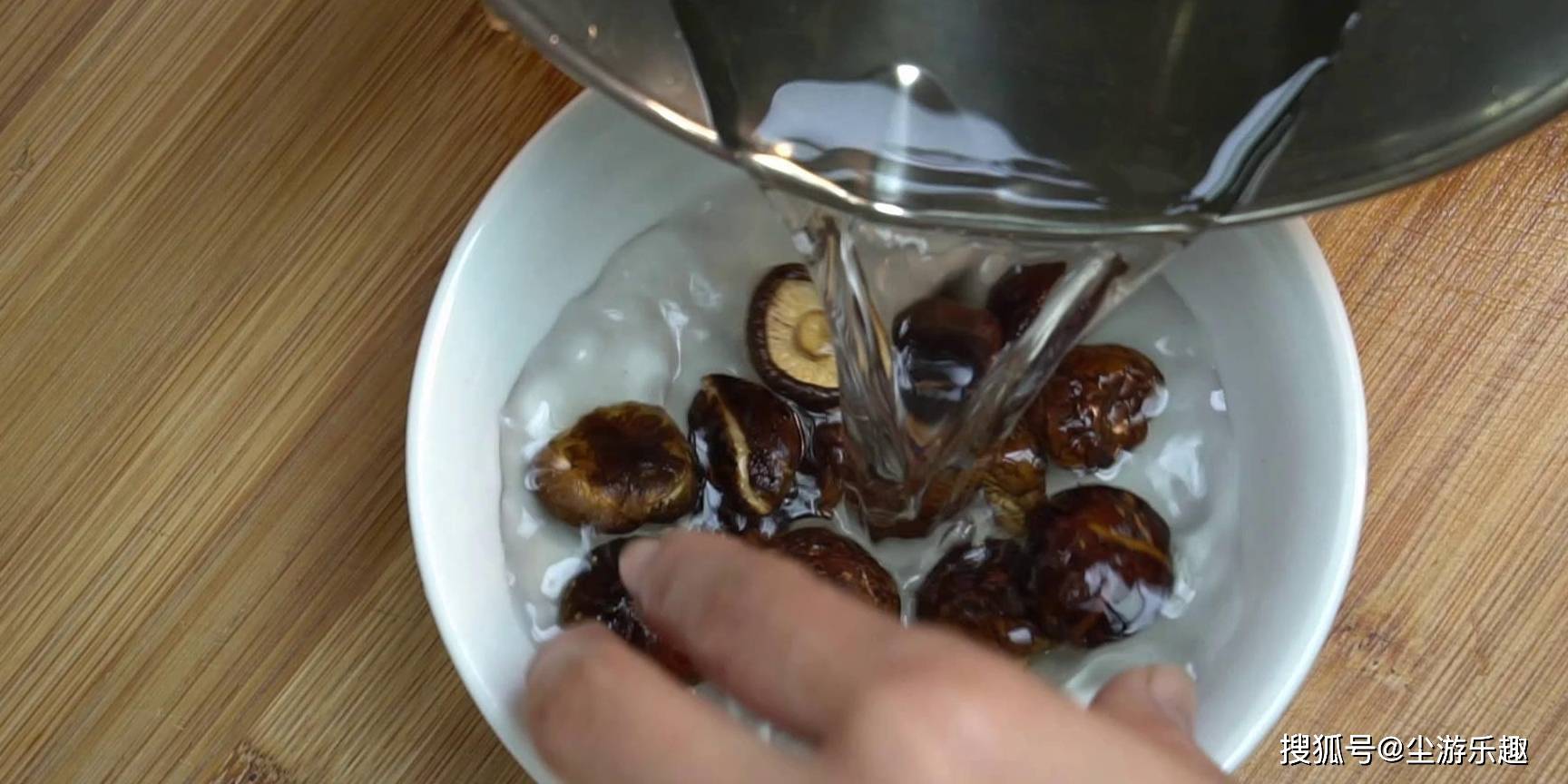 清水|五花肉里加1条鱼,没想到这么好吃,香味四溢,出锅拌汁能吃3碗饭