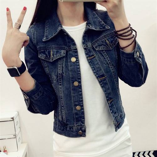 黑色 不单调，也不浮夸，刚刚好。