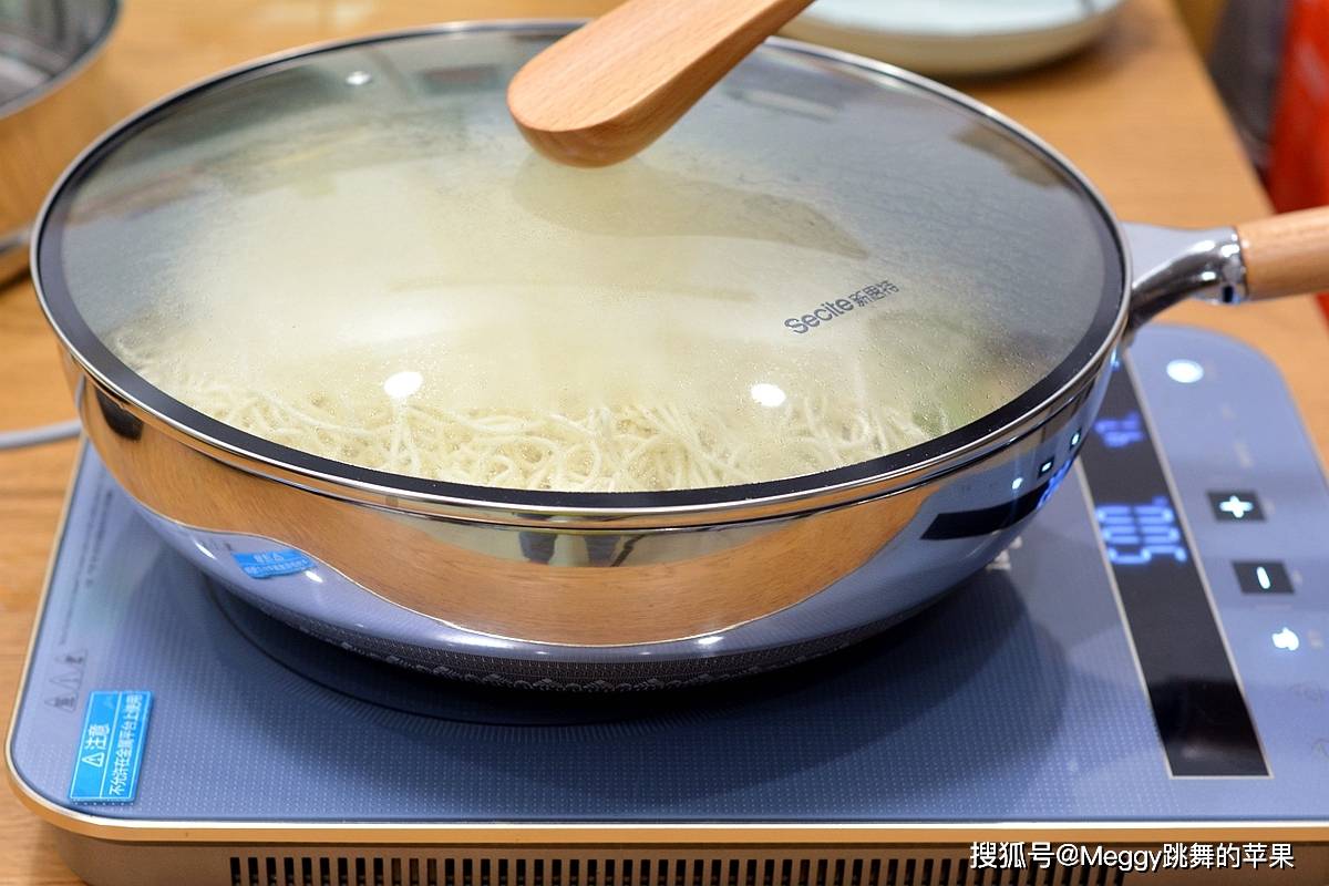 美食|冬天最爱的五花肉豆角焖面，饭菜一锅出，全家吃饱吃好真带劲