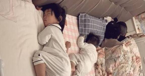 婴儿可以趴在妈妈身上睡多久 06e58ad99654436c9df17cc6477993f9.jpeg