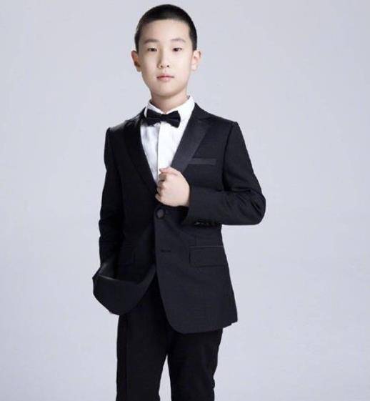 周冬齐动情地写道:"你又长大了,宝贝,请慢慢走.