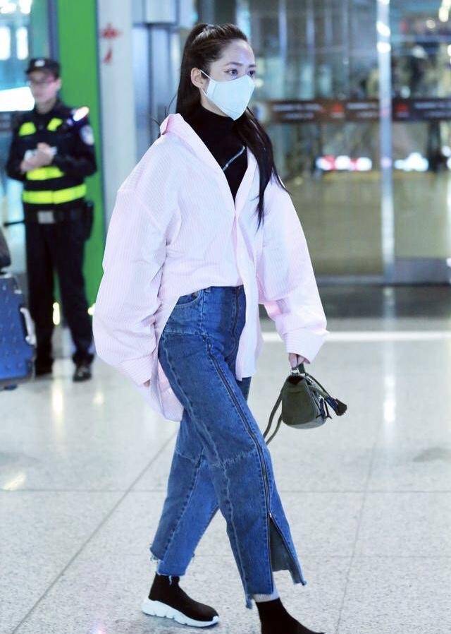 身材 郭碧婷颜值高就是任性，穿驼色羊羔毛大衣一点不臃肿，反而很高级