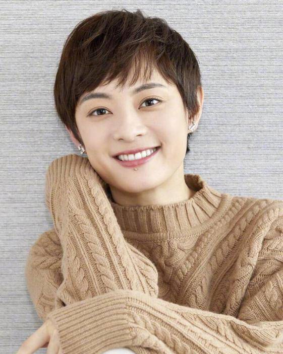 发型女人过了50岁，建议剪掉长发留短发，原因有这3点，重点不是好看