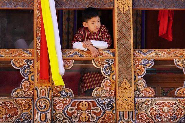 不丹王后单独带小王子营业!一身红裙太有少女感,1岁小王子太萌_国王_