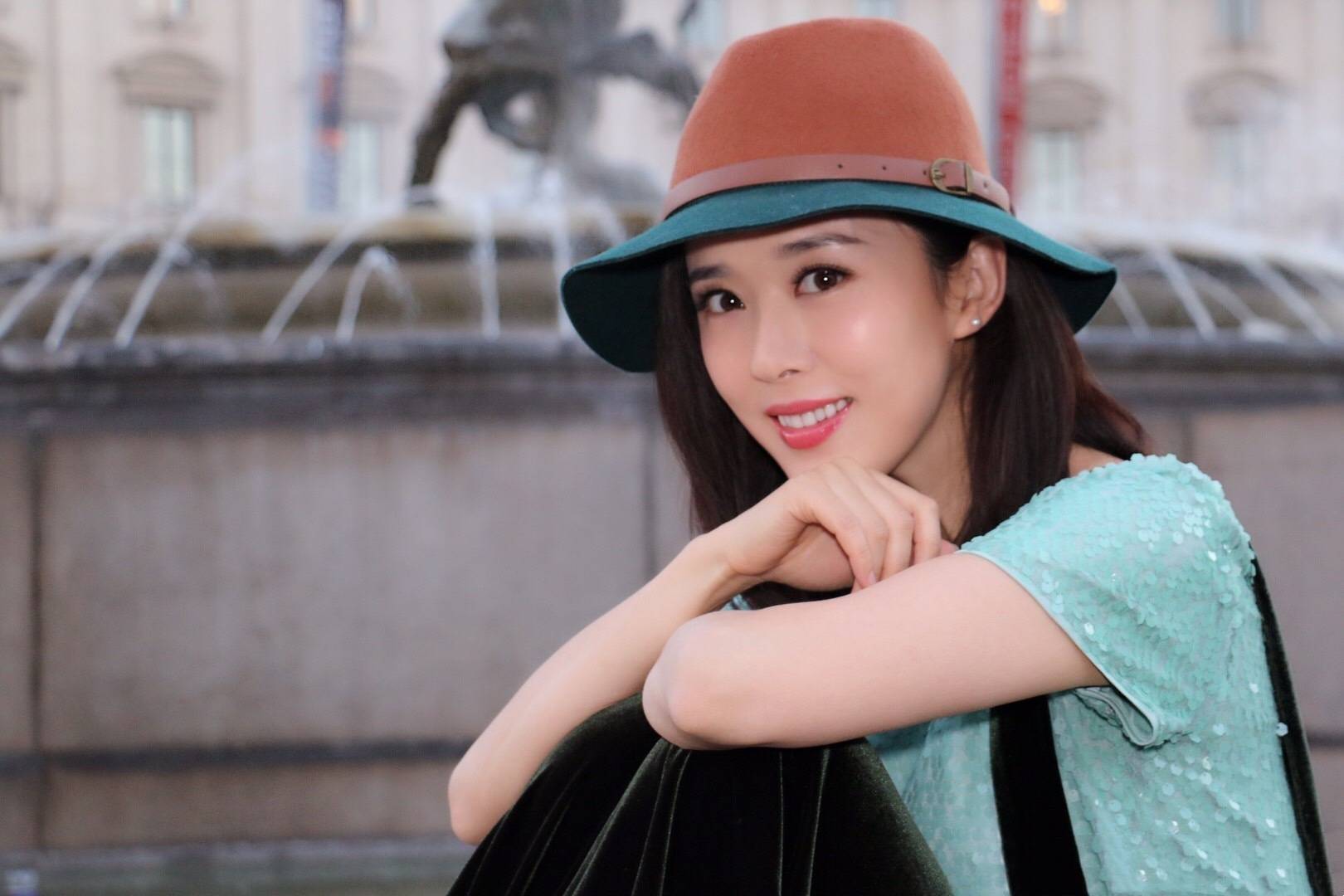 原创最美嫦娥姐姐颜丹晨刺绣深v裙端庄又妩媚一抹红唇好撩人