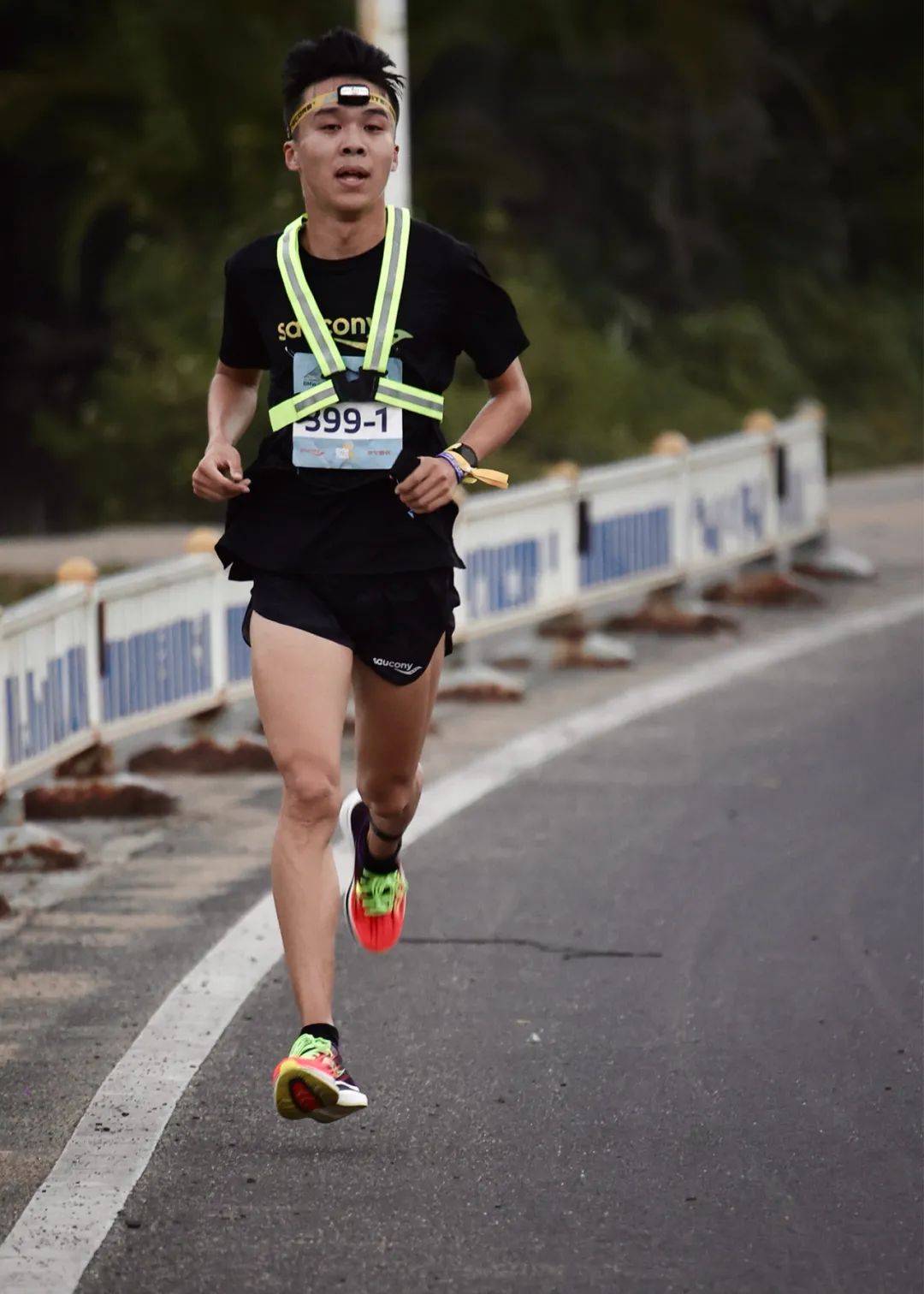 98跑的第一棒为万米pb30分28秒,半马pb65分50秒的王东辉,脚踩一款红黑