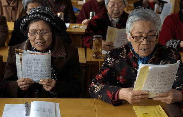 原创延迟退休要慎重因难以适应教学现状奶奶级教师正面临尴尬