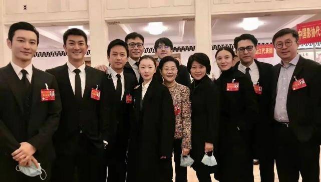 周冬雨 30岁周冬雨成大赢家！首次参加文代会是生日礼物，素颜也挺好看