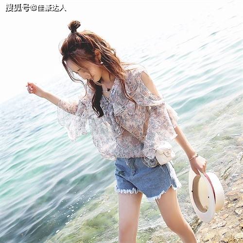 好身材 上半身从侧面看起来很单薄，下身配上一条紧身裤，很削瘦的感觉出现啦。