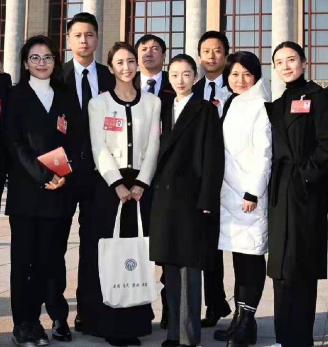 周冬雨 30岁周冬雨成大赢家！首次参加文代会是生日礼物，素颜也挺好看