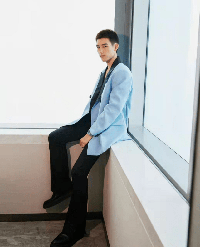 陈飞宇剪寸头尝试硬汉风,嘴凸跟爸爸好像_西装_造型_效果