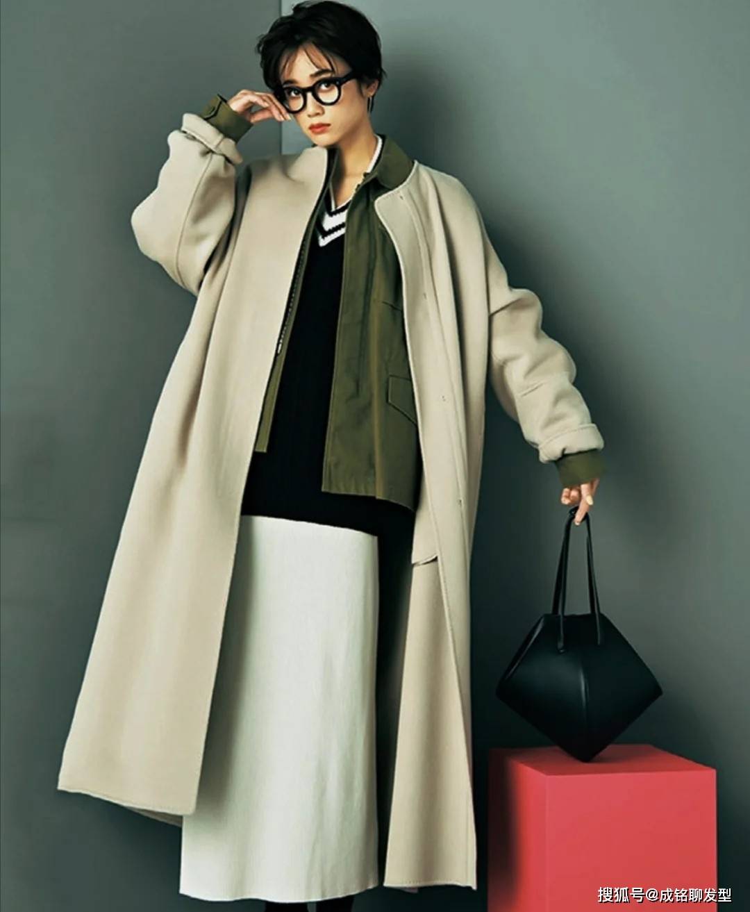 毛衣 “大衣+打底衫”已过时了!今年流行这三种穿法,保暖时尚两不误