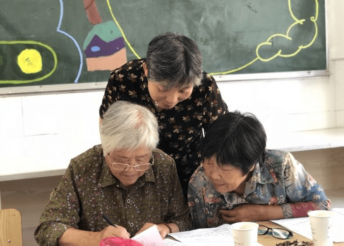 原创延迟退休要慎重因难以适应教学现状奶奶级教师正面临尴尬