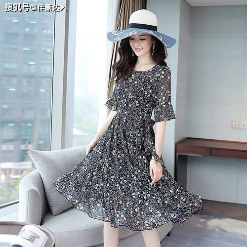 好身材 上半身从侧面看起来很单薄，下身配上一条紧身裤，很削瘦的感觉出现啦。