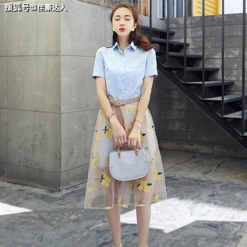 好身材 上半身从侧面看起来很单薄，下身配上一条紧身裤，很削瘦的感觉出现啦。