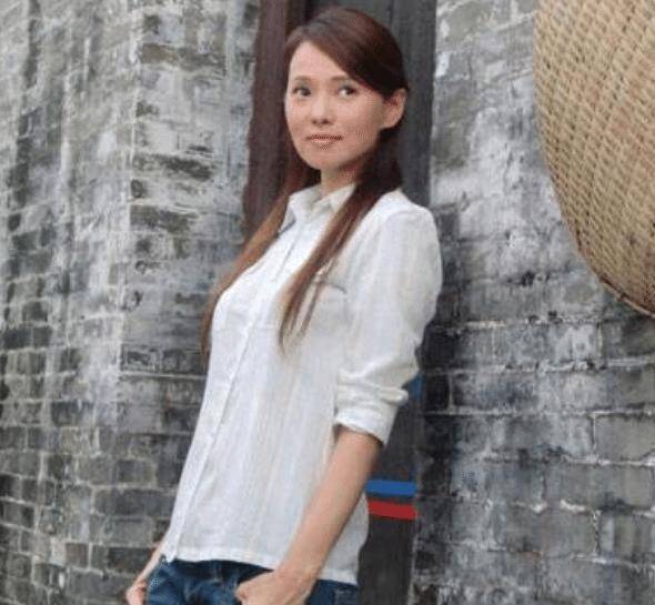 才会53岁知名女星大方承认整容，穿浴袍素颜出镜，称又不是见不了人