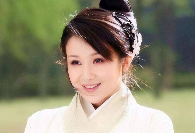 变化那些削骨“一刀切”的明星还好吗？有的已垮掉，小方脸成最后赢家