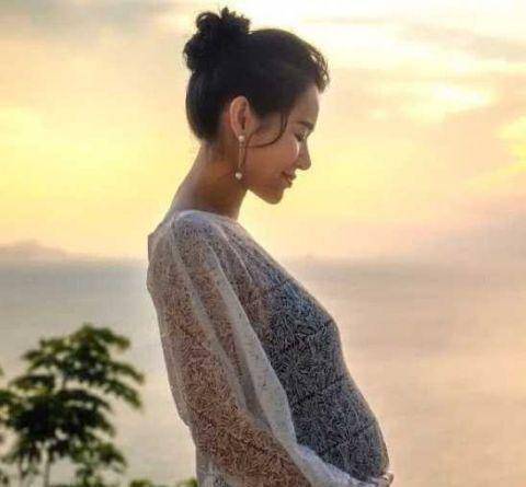 胡杏儿凭借实力和高情商活成了人生赢家,而黄宗泽好像还是十年前的"