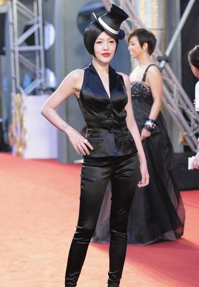 个性 小S这才是“尤物身材”，一袭黑色套装风情又干练，41岁更迷人