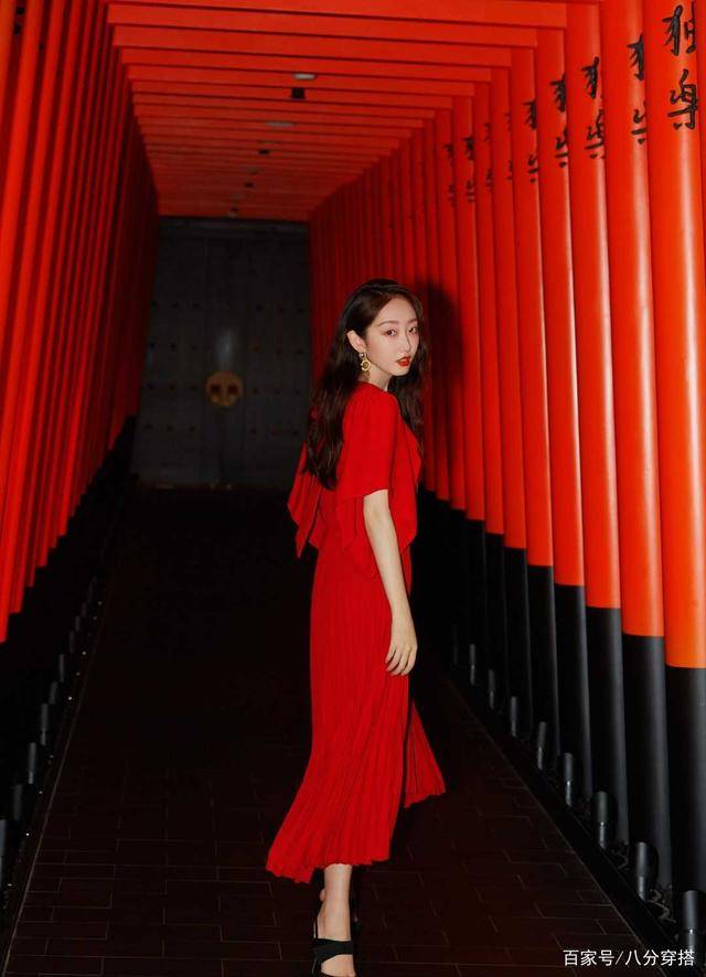 身材 蒋梦婕白到反光！穿黄色吊带连衣裙亮相机场性感高级，元气满满