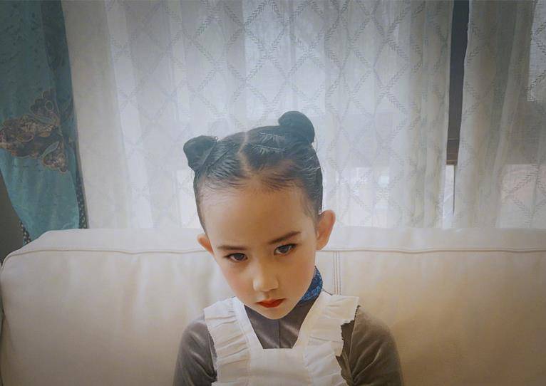 小孩黄磊女儿多妹近照曝光，“哪吒头”搭配犀利眼神，造型百变冷艳