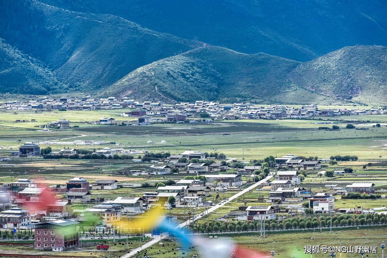 山野|香格里拉之巅：竟为一座废弃的寺院，观景视角堪比无人机！