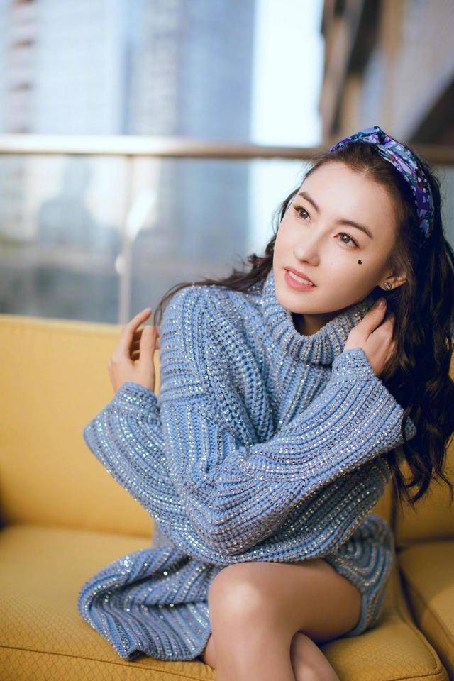 毛衣 张柏芝可真是“逆生长”，穿蓝色毛衣大秀美腿，39岁像19岁少女