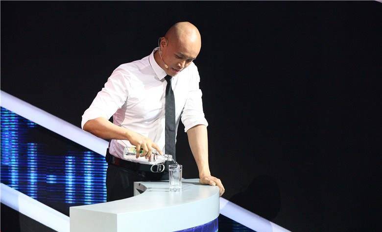 乐嘉|“人生导师”乐嘉的毁灭史，以前有多狂，现在就有多凉