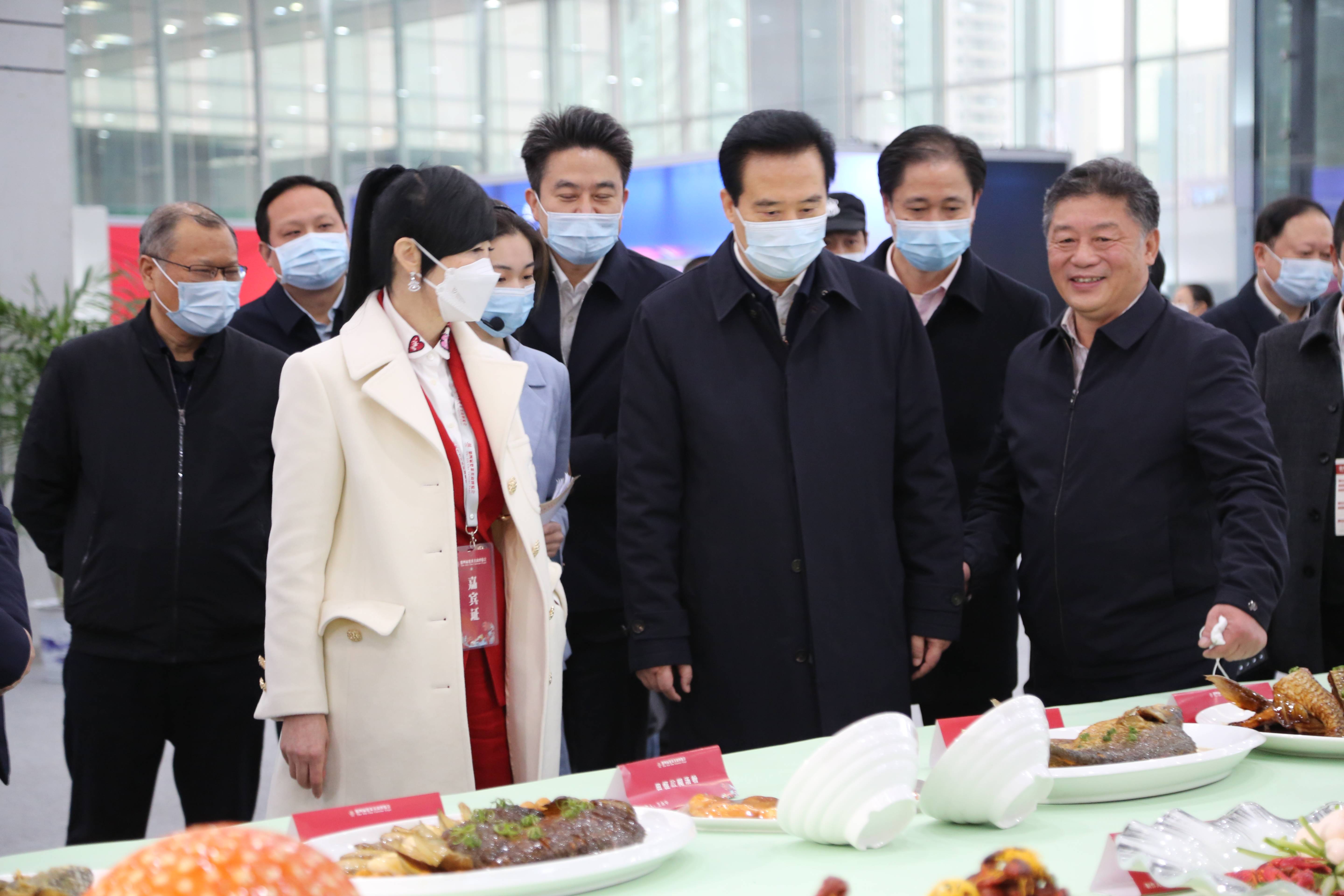 孙桃香(左),黄楚平(中),卢永良(右)下一步,湖北省商务厅将进一步带动