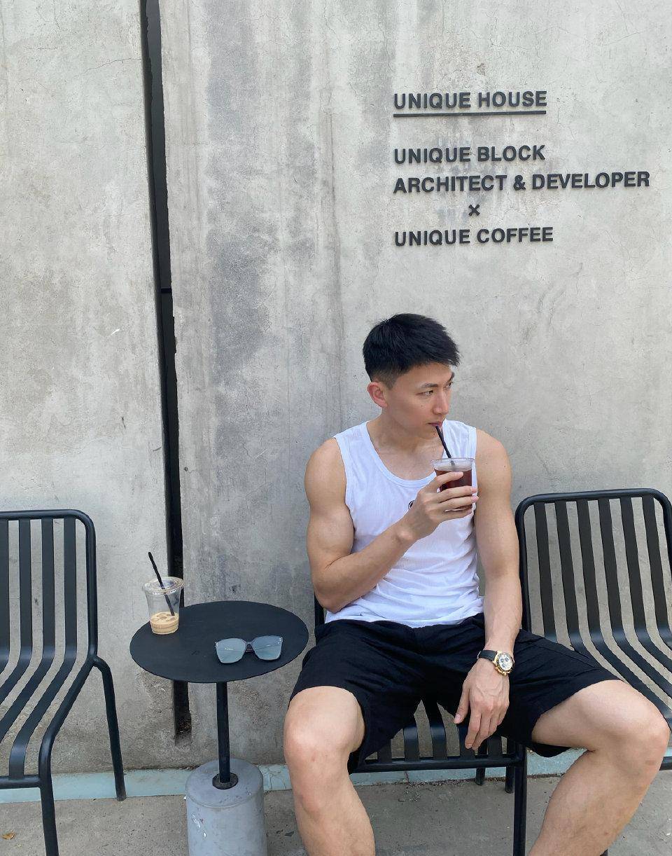 原创刘晓宇前女友拒绝复合分手曾一同出游庆生时戴手表价值几十万