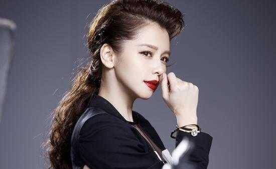 设计 徐若瑄真是性感尤物，穿黑色风衣搭配抹胸裙，昂首“挺胸”太撩人
