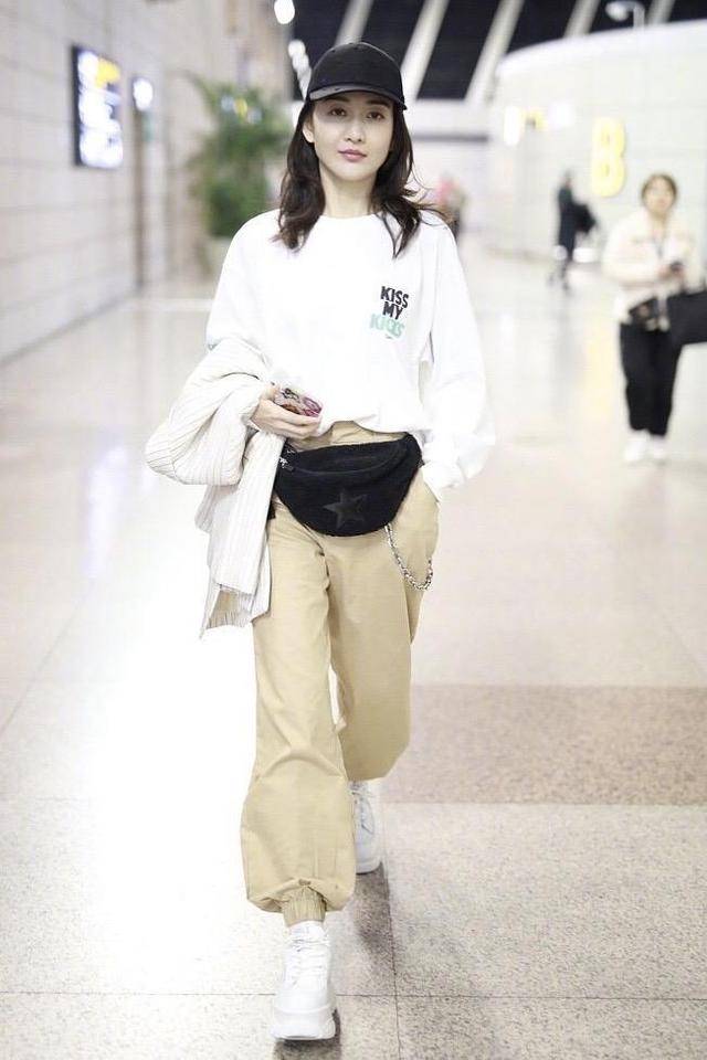 王鸥 37岁的王鸥气质开挂，穿基础款衣服单品走机场，依然穿出高级感