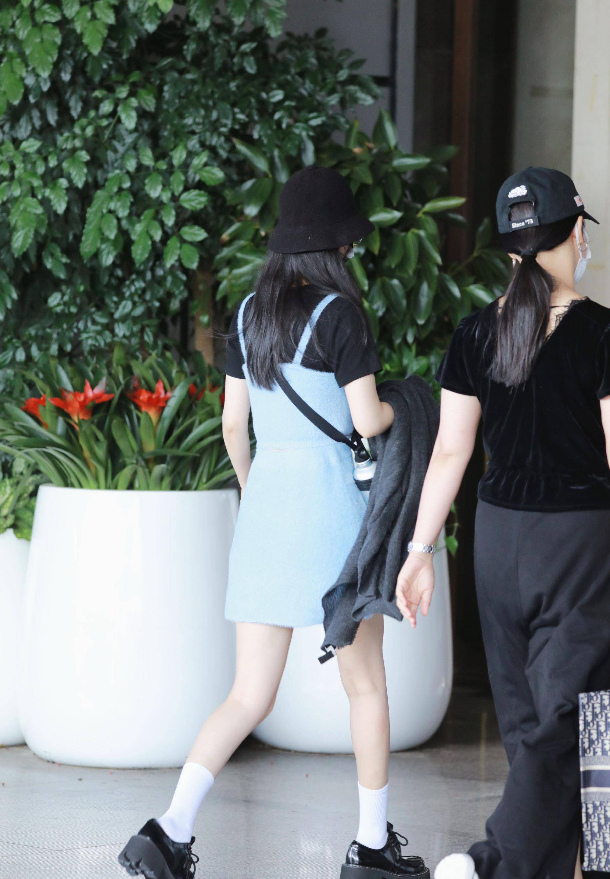 曲线 33岁赵丽颖变热辣女团，一身蓝色吊带裙，看着瘦曲线优越身段玲珑