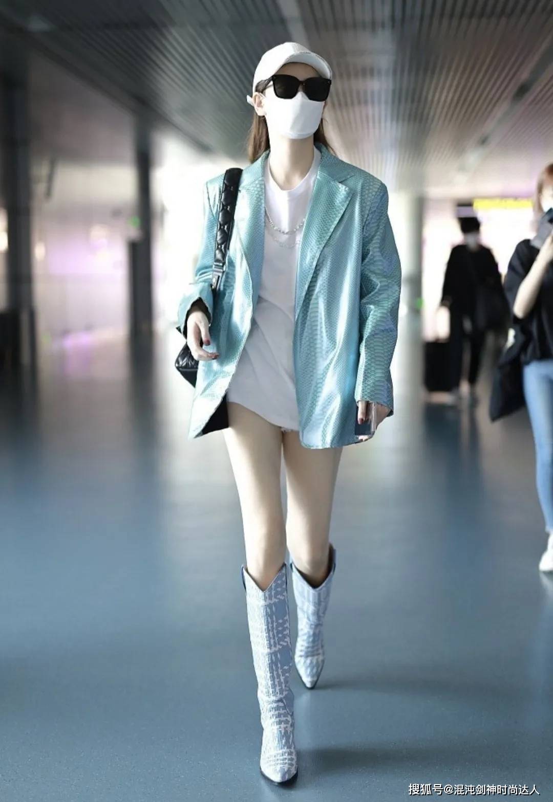 天鹅绒 谁说小个子穿不出高级感？试试短外套+高筒靴，时髦还有气场