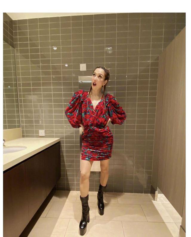 黑色 郑秀文真会穿！湖蓝色毛衣搭配黑色长裤清新简约，又美出新高度