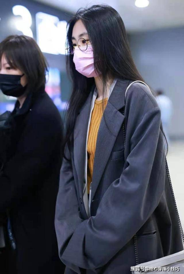 张碧晨也太瘦了,穿"爸爸西装"显得娇小,像偷大人衣服穿得小孩_身材