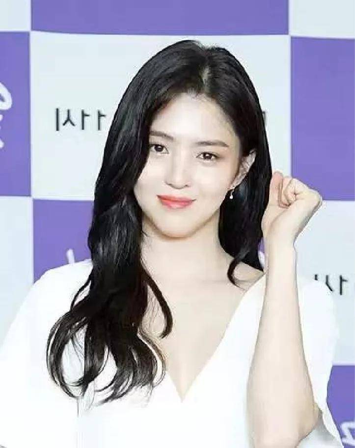 曲线被星探从校门追到家门口的少女，教你什么叫美神降临