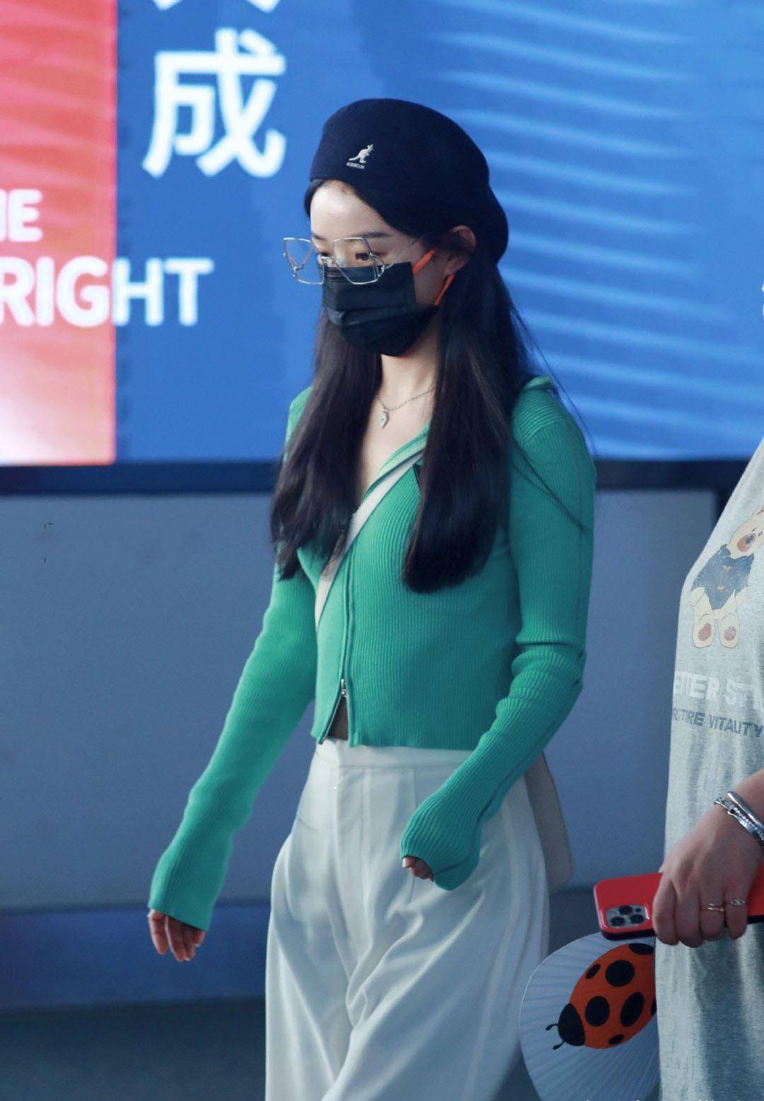 赵丽颖 赵丽颖造型罕见翻车,机场路透绿色短上衣配小白裤,显得腰粗腿短