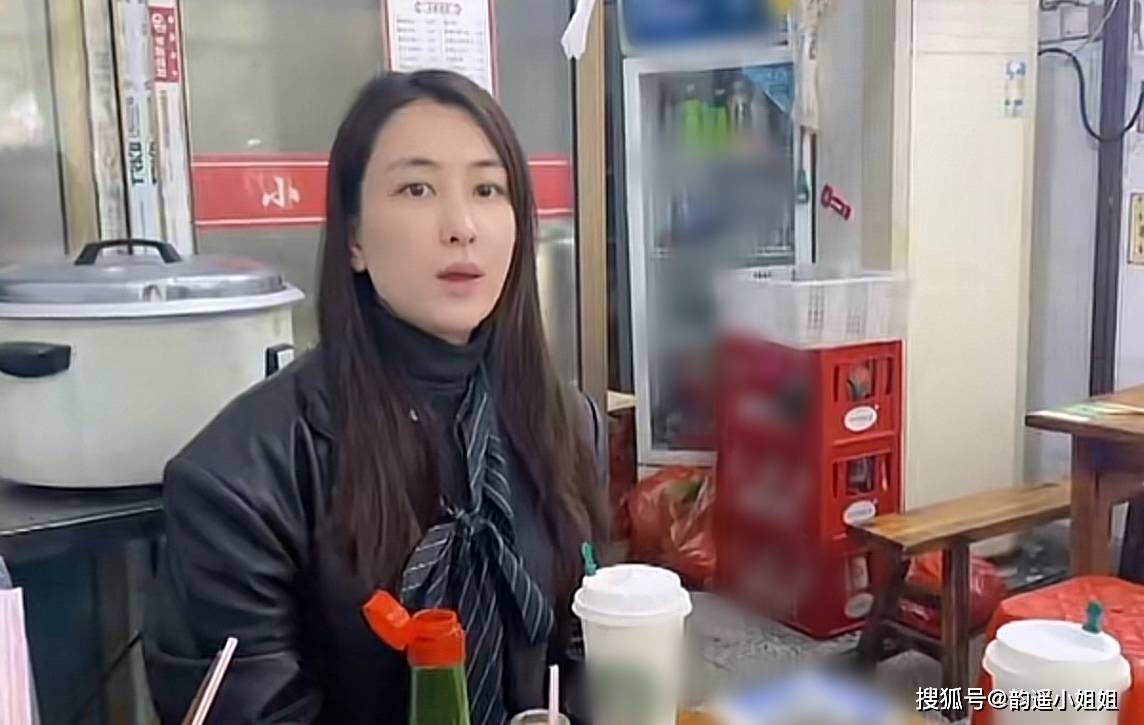 马苏|40岁马苏素颜现身路边摊,大口吃8块钱鱼粉,不戴口罩被路人无视