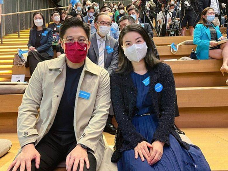 方面在街头拍到郭晶晶，驼背弯腰穿普通风衣T恤，但气质仍然高贵！