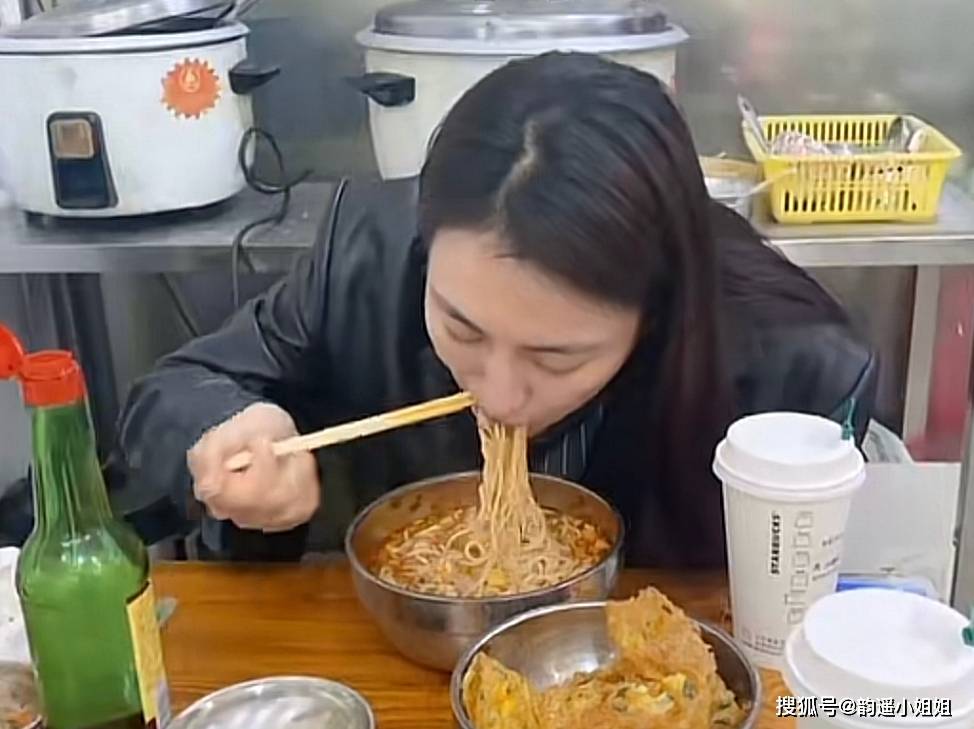 马苏|40岁马苏素颜现身路边摊,大口吃8块钱鱼粉,不戴口罩被路人无视