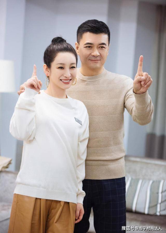 黑色 秦海璐携丈夫上综艺!黑毛衣配高马尾好有活力,两人同框秀恩爱