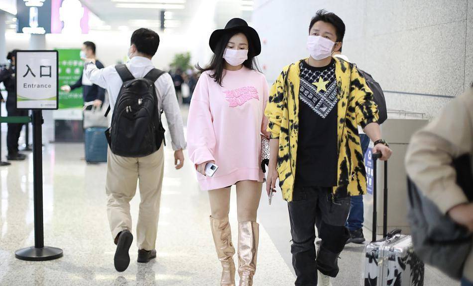 金色 冉莹颖胖了?穿粉卫衣搭金靴露美腿,上半身看起来和老公一样壮实