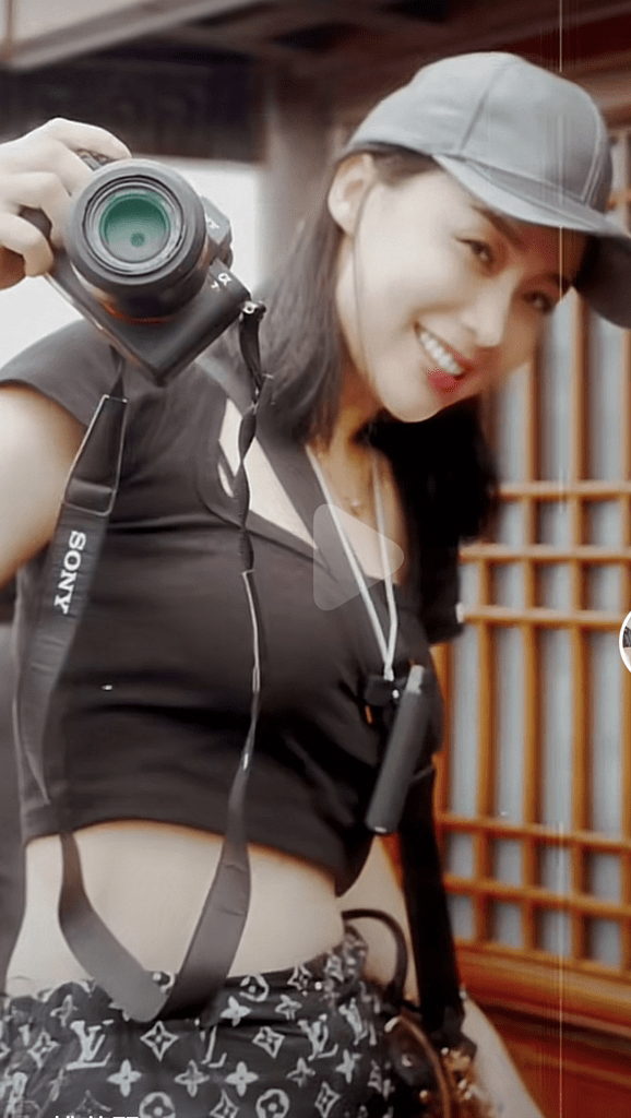 姚芊羽好任性,黑色短t配大牌短裤,腹部纤细身材太赞了_感觉_向后_动态